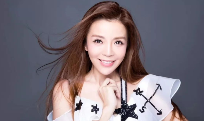 央视朱迅:被婆婆称为最好儿媳,两度患癌为何亲妈选择视而不见?