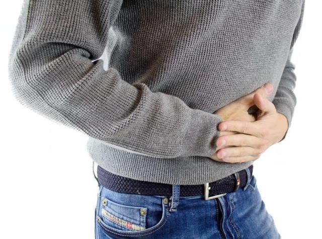 痉挛性肠梗阻,不具有遗传性,患者会出现明显的腹痛,多见中年人_腾讯