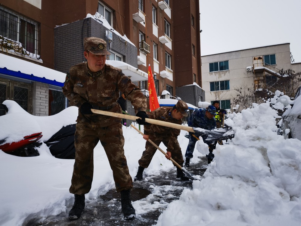 抗击雪灾,锦州官兵在行动_腾讯新闻