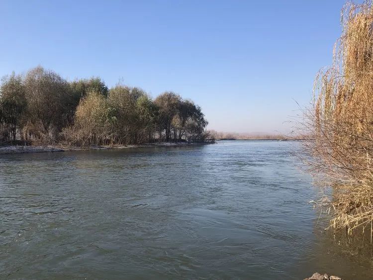 美丽新疆河光水影芳草湖