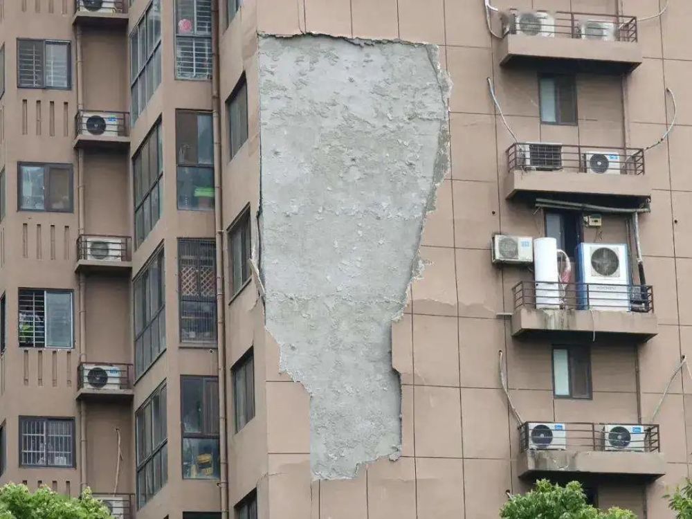 蚌埠一小区墙皮脱落砸坏车辆,法院这样判!