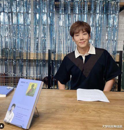 另外,他8日曾到访音乐剧演员李志勋的结婚典礼献唱