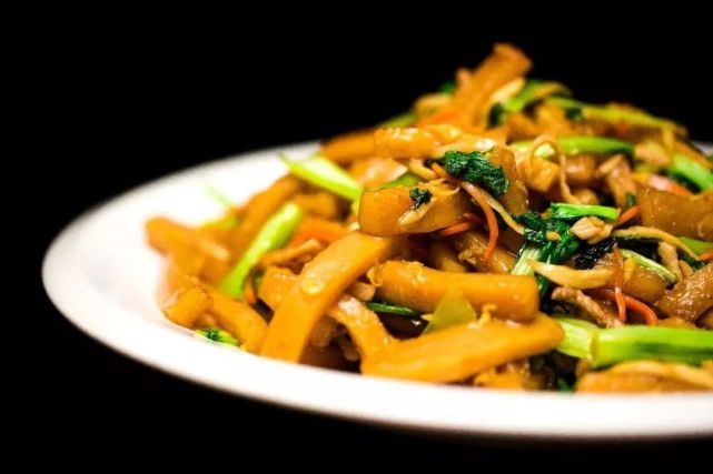 松阳传统十大件是松阳最具特色的小吃,包括了松阳薄饼,黄米粿,灰汁糕