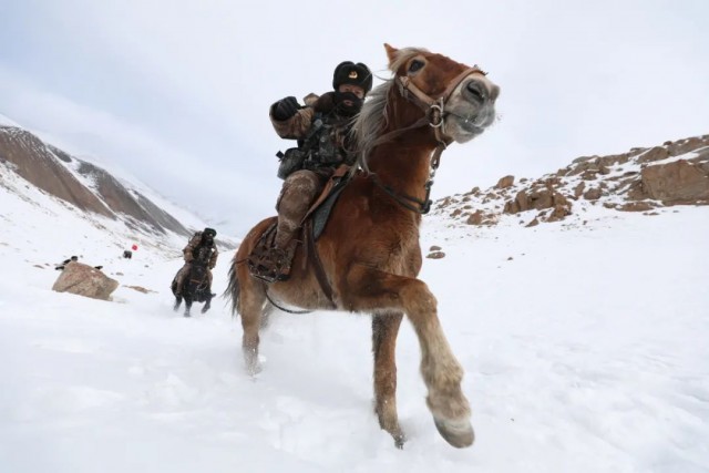 90后老兵海拔4000米坚守11年马踏冰雪巡云端青春热血戍边关
