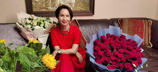 央视退休主持徐俐上综艺,花甲之年穿西装戴耳环太抢镜,众女主持遭无视