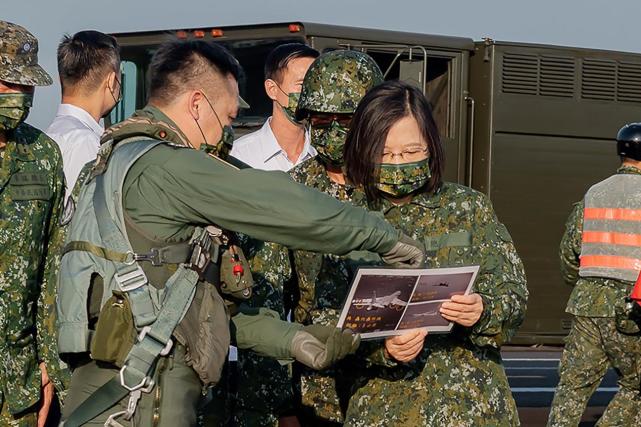 11月10日美议员乘军机访台解放军战备警巡台海绿媒恶炒清华渗透