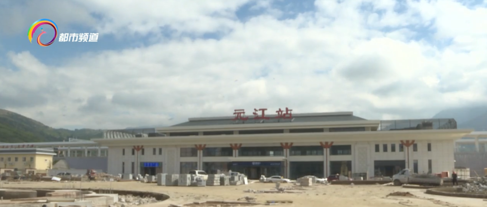 元江站,位于元江县的甘庄街道,是中老铁路由南向北进入玉溪的第一站