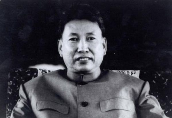 波尔布特当教师时很受学生欢迎,都认为他亲切和善,为人诚恳