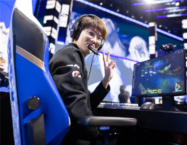 谁说站在光里的才算英雄meiko听完歌很难受感触太深跟我们有共鸣