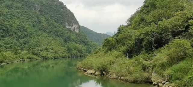 小三峽景區地處河池金城江六甲鎮的金城江流域上,這座景區的山體環繞