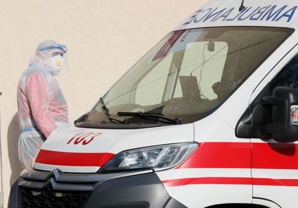 11月9日,载有新冠患者的救护车停在乌克兰基辅的一家医院外.