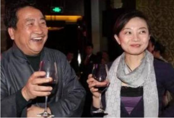 姜昆全家福罕见曝光,42岁女儿长相酷似老爸,留学回国后创业|姜昆|姜珊