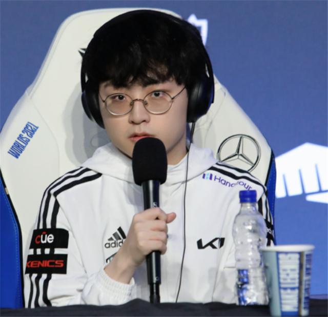 当时许秀,beryl等人都被挑刺,采访者问许秀他合同快