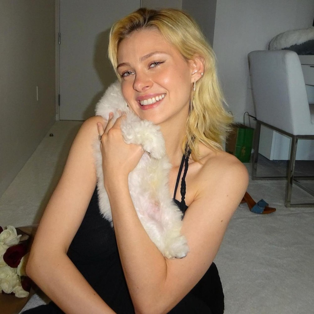 妮可拉穿黑裙美翻,嫩回18岁_腾讯新闻