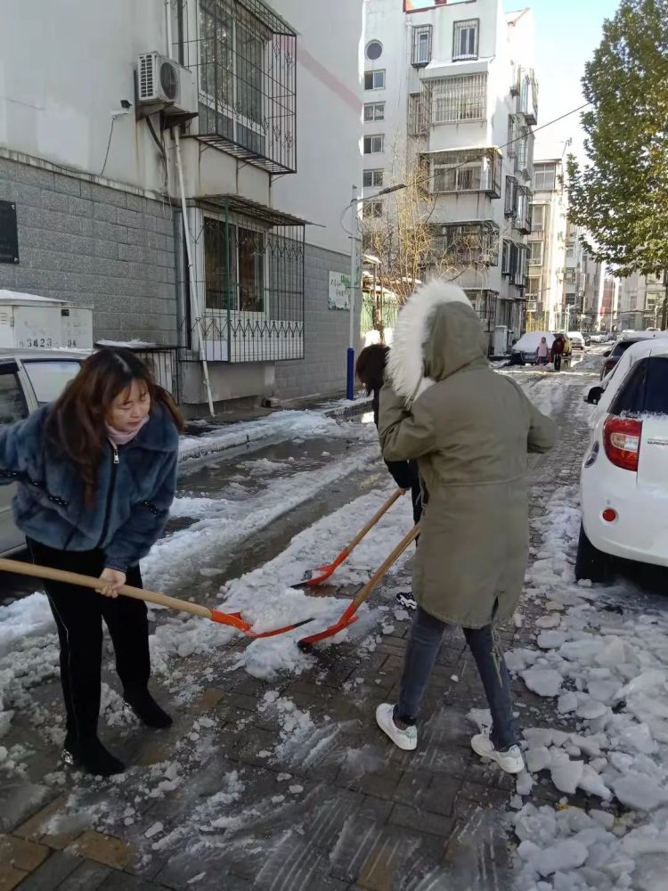 我为群众办实事大雪无情社区有爱隆成家园社区扫雪除冰在行动