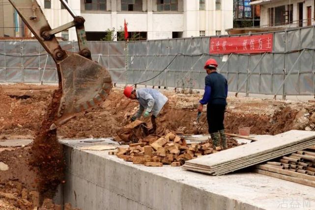 沾益城區昌平路西起盤江路,東接紅星路,全長612.5米.