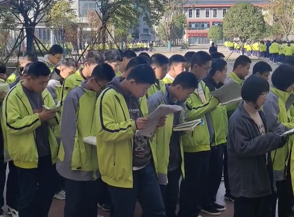 淅川一高:孩子们真辛苦!愿前程似锦!