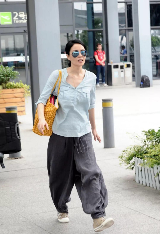 王菲的穿衣风格换品味了?打扮的好有"书生气",看着很像班主任