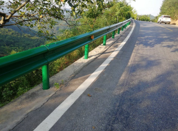 平阳这里临崖高落差钢护栏全部被人恶意拆除