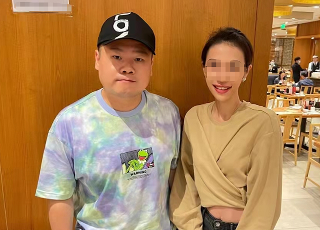 岳云鹏带家人聚餐!老婆郑敏素颜白到亮眼,遇路人亲切合影没架子