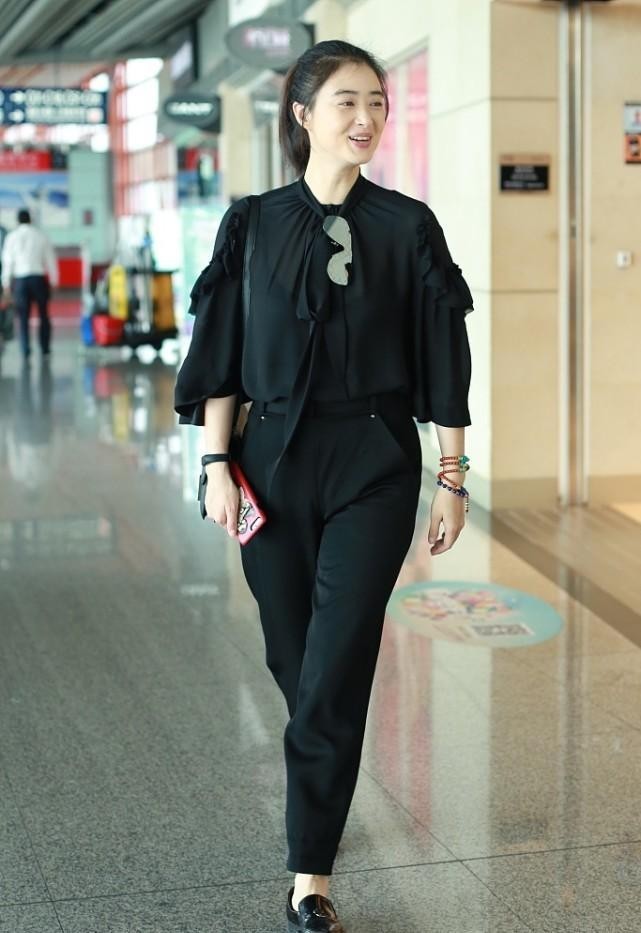 蒋欣的素颜看着真白净,穿雪纺衬衫感觉好温柔,一身黑也不老气