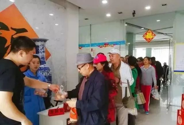 多位老人听课后被诱导购买"炊之源"高价锅具|老人|李旭|诱骗