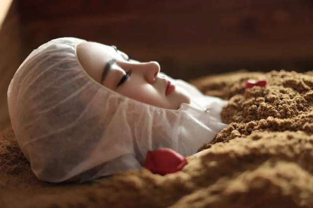 只需要把身体浅浅地埋进特制的"土"里,不通电,不加热,就能达到改善心