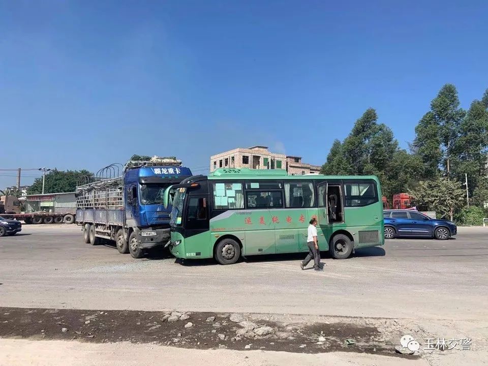 還敢玉林一乘務員因沒系安全帶車禍時造成頭部受傷流血