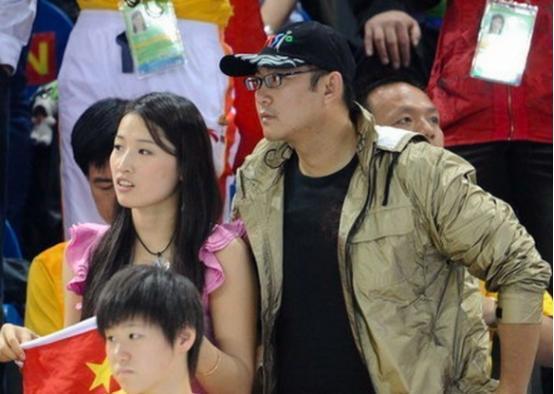 "蛙后"罗雪娟学开飞机,被富商老公宠上天,37岁生二胎韵味十足_腾讯