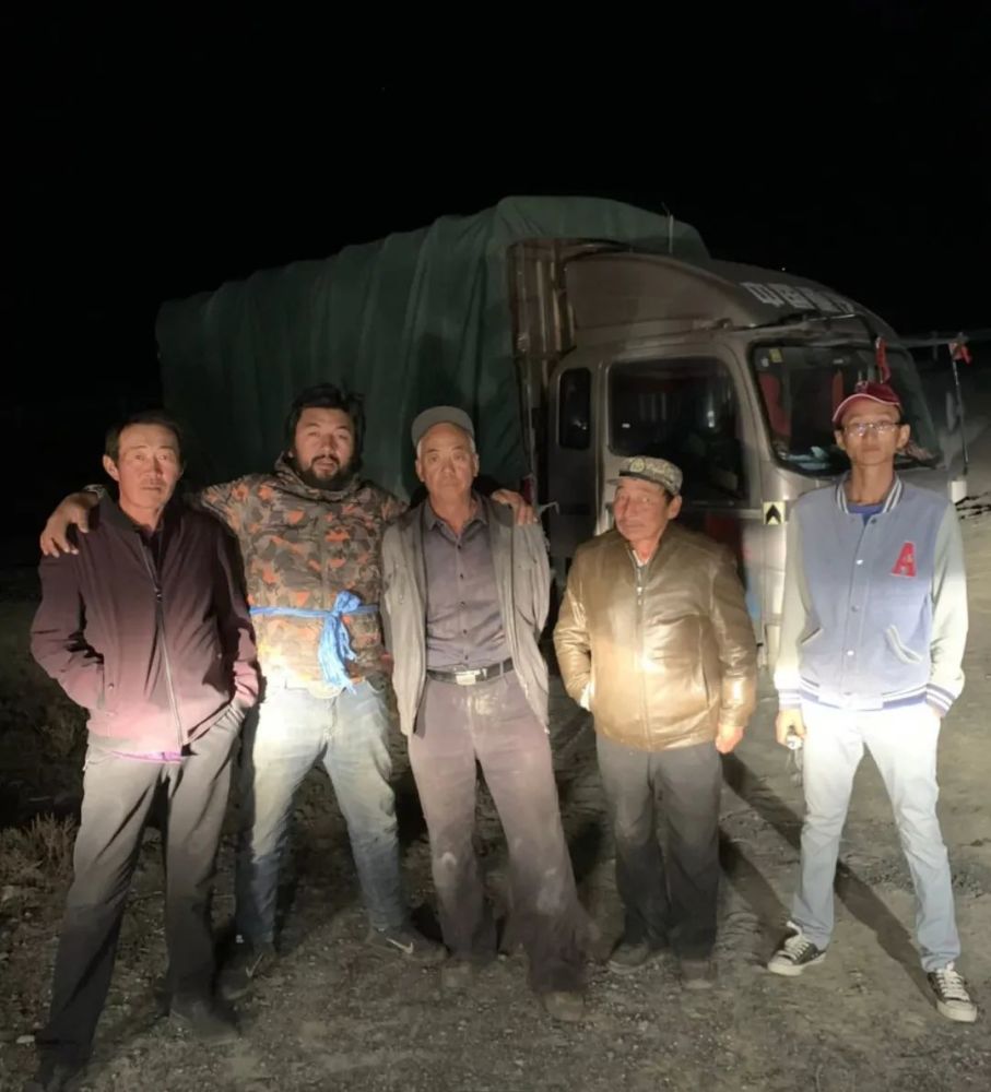 在辽宁葫芦岛,休息的时候发现马儿不见了踪影,他在快手上求援,上百