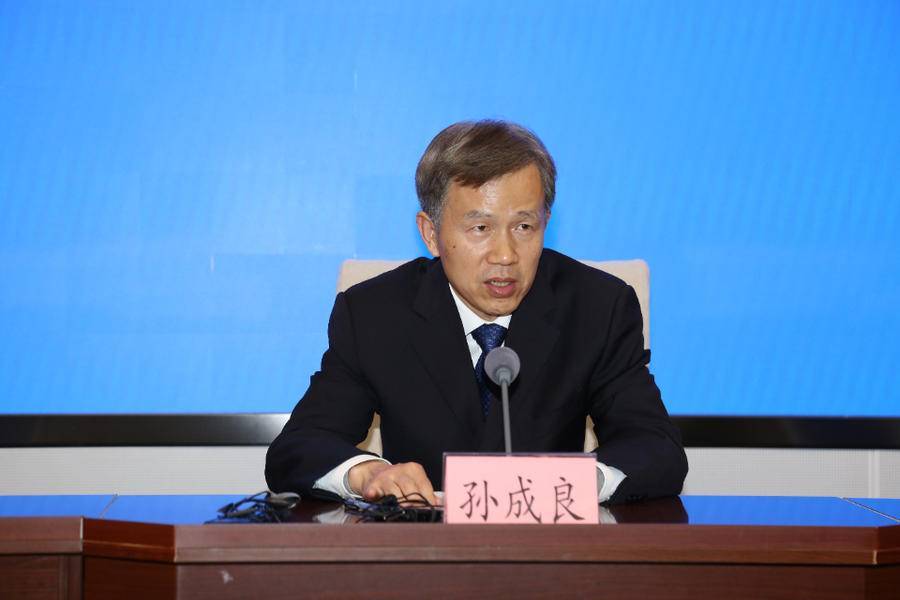 孙成良通报了全省常态化开展扫黑除恶斗争情况和介绍重点行业领域整治