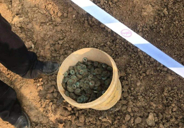 江苏一拾荒老人意外挖出一堆宝藏当地村民见后一哄而上开始疯抢