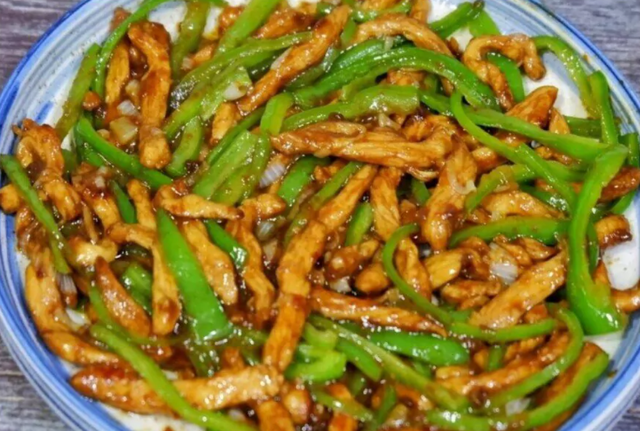 尖椒炒肉丝和西蓝花香菇炒虾仁