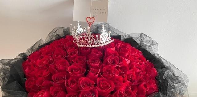 为庆祝结婚十周年,张鹤伦给妻子送玫瑰表白,网友:又磕到了