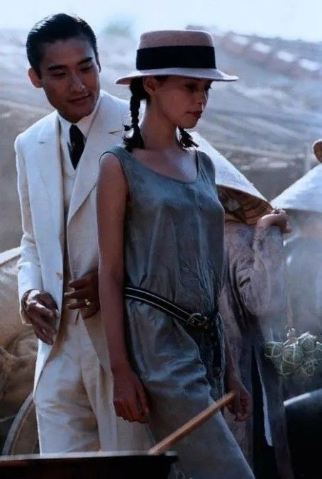 就这样,李云泰主动与杜拉斯搭讪,然后又主动提出送她回西贡的家.