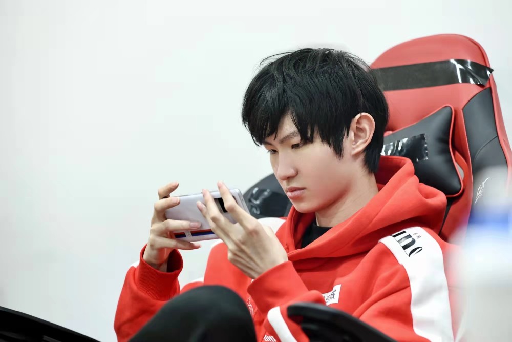 ag一诺太拼了!卡位赛前熬夜到凌晨4点,苦练野核,别再骂他了!