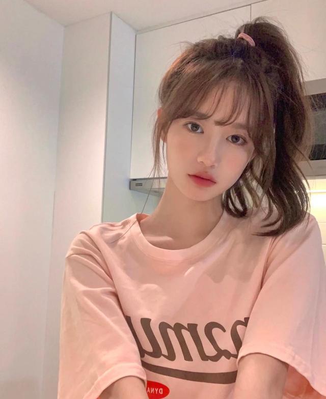 如果你是酷感十足的街头少女,可以把高马尾再升级,马尾麻花辫会让女生