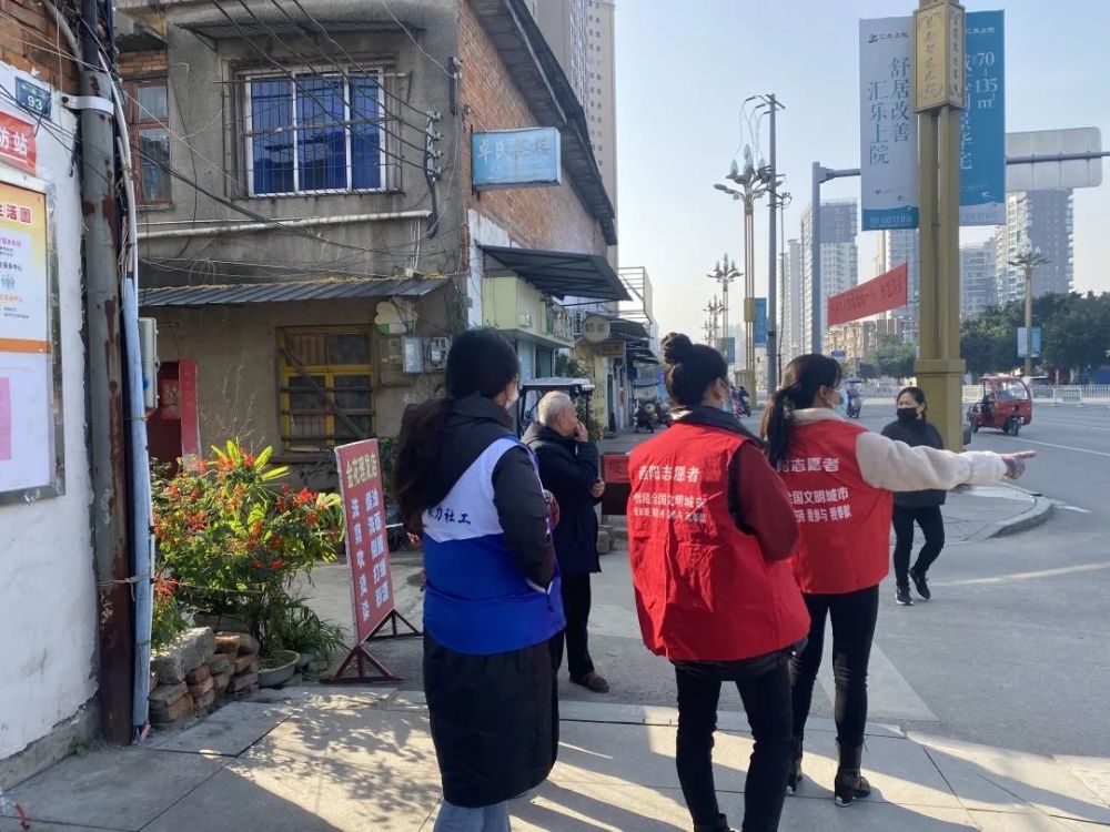 旌陽街道轄區各小區院落,張貼國內中高風險地區名單及《德陽市旌陽區