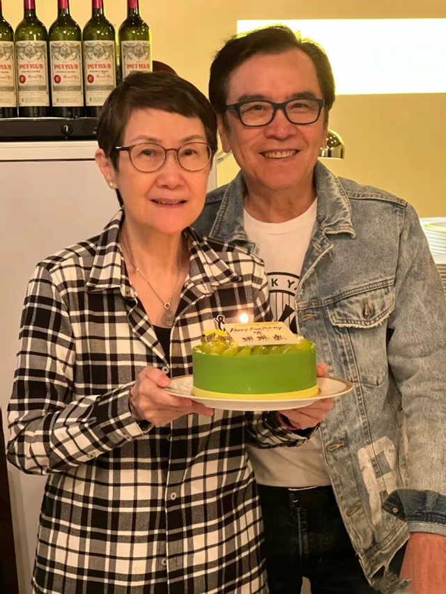 姜大卫为妻子庆73岁生日甜蜜亲吻对方结婚47年携手走过抗癌路