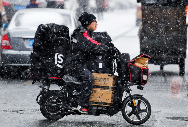 双十一遇寒潮,请给"雪中送炭"的快递小哥多一些宽容!