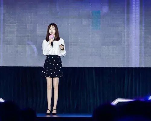 b站网红老坛胡说妻子大其11岁还在上海办了婚礼