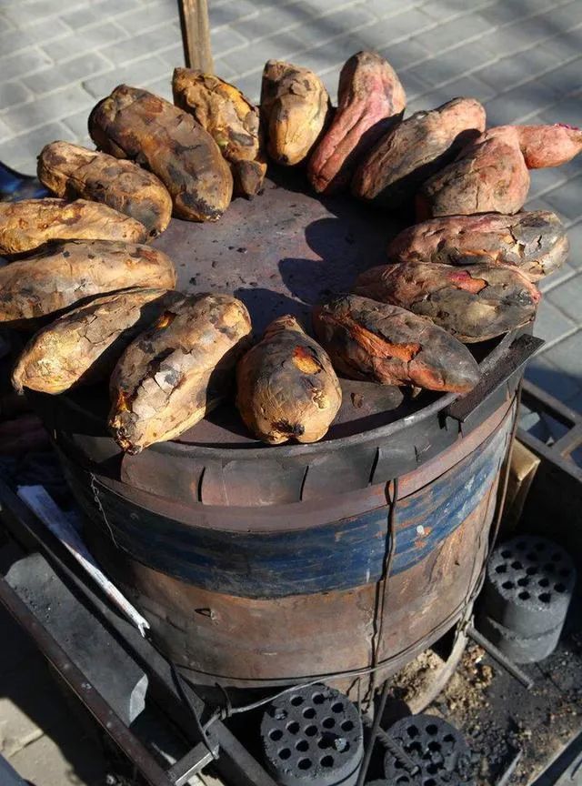 西湖旁叫卖的"铁桶烤红薯"现在衍生出了多种烤红薯的方式时光流逝拿出