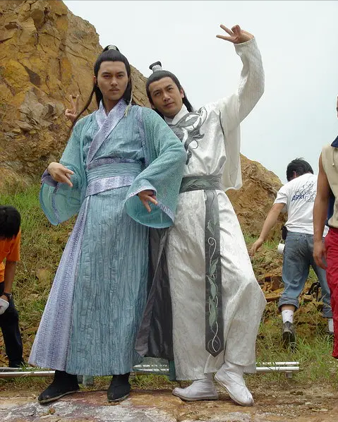 張曉龍2015年電視劇《陸小鳳與花滿樓》裡,林峰飾演陸小鳳,狄龍兒子