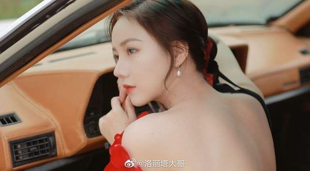 洛丽塔大哥解锁拍照新姿势玫瑰贴满全身粉丝却想在她背上拔罐