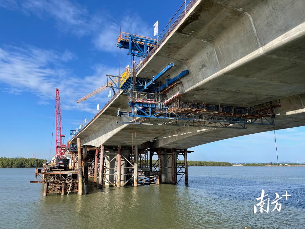 莲阳河特大桥主桥合龙位处汕头快速路中阳大道