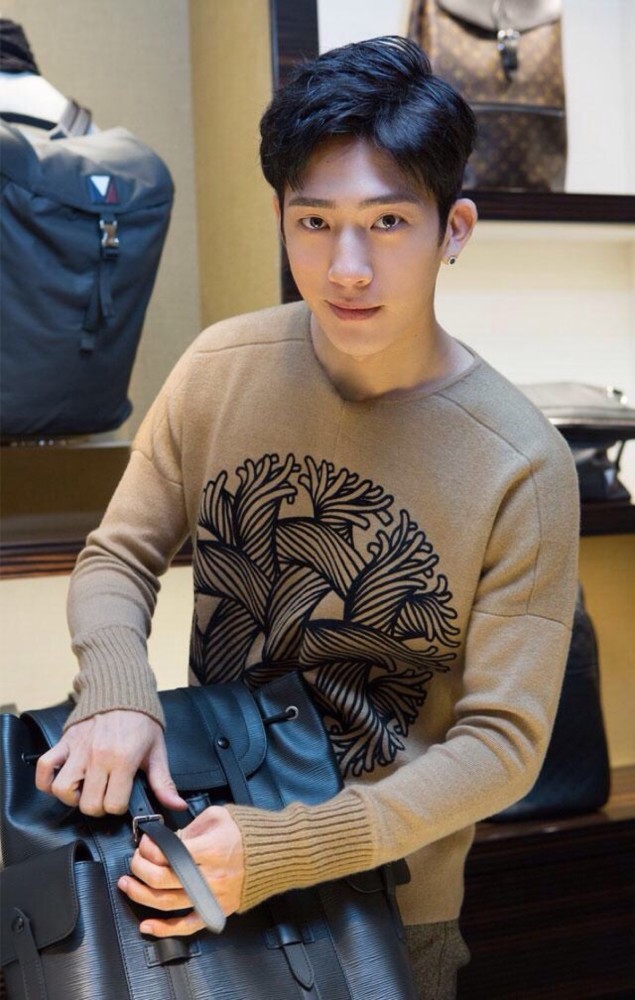 井柏然,1989年出生于辽宁省沈阳市,身高183厘米,属于淡颜系帅哥,骨相