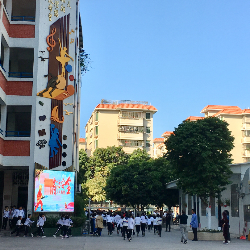 心系安全校园,共筑生命基石——丽日小学开展安全应急疏散演练活动