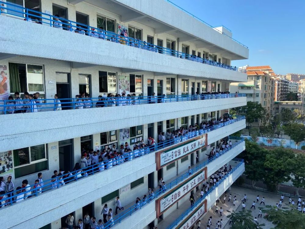 心系安全校园,共筑生命基石——丽日小学开展安全应急疏散演练活动