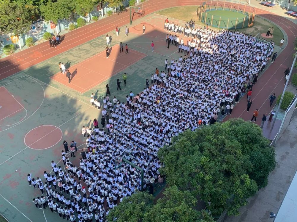 心系安全校园,共筑生命基石——丽日小学开展安全应急疏散演练活动