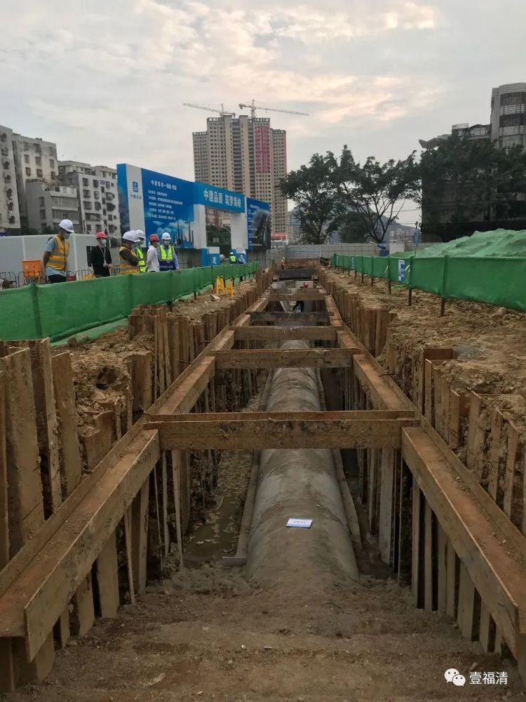 管道敷设等施工已完成,工人们正在进行管道管座模板安装